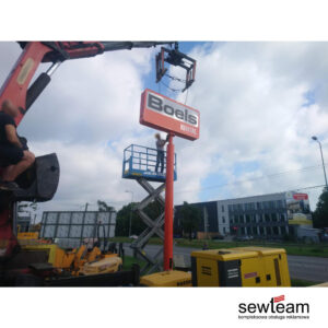 Zespół Szyldy Warszawa i SEWTEAM podczas montażu reklam